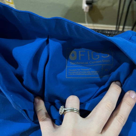 FIG SCRUBS - Picture 2 of 2